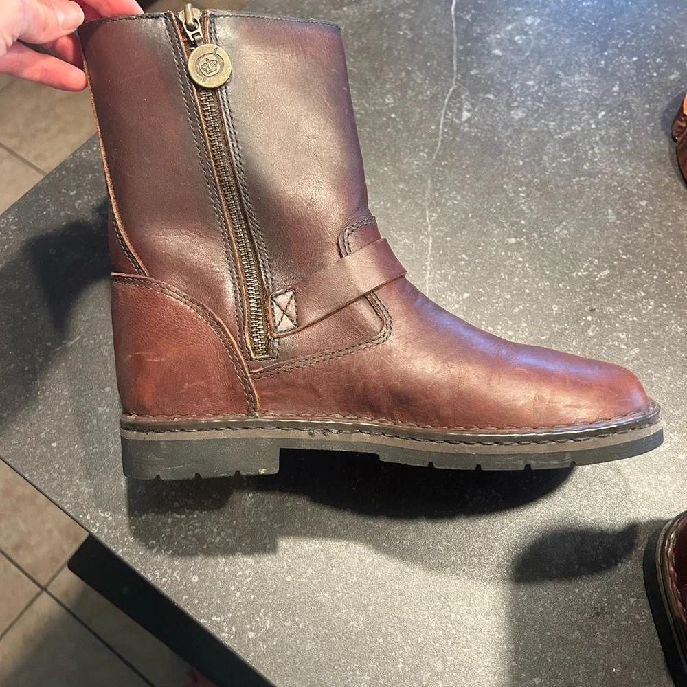 Born burgundy/reddish in color rising boot. - Picture 5 of 8